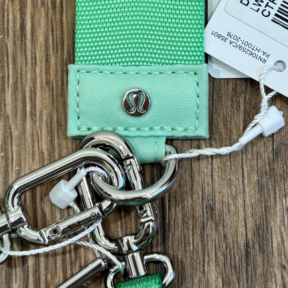 NWT Lululemon Dual Pouch Wristlet In Citra Lime/Smoky Mint - Picture 4 of 6